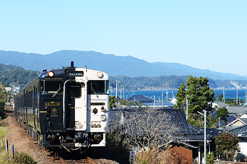 鹿児島中央駅から指宿駅まで、のんびり観光列車の旅もおすすめです。